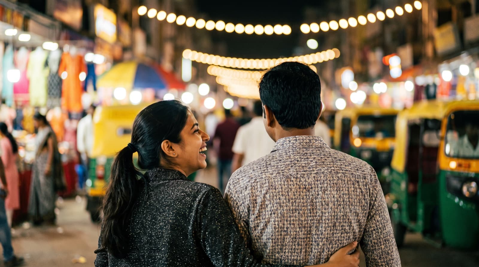Raat ke market mein saath chalta hua couple, ladki hanste hue